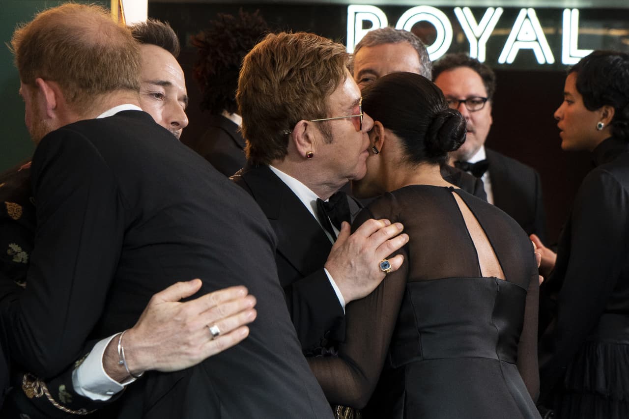 ¿Un besito o un secreto? Solo Elton John y Meghan Markle tienen la respuesta a esa pregunta.