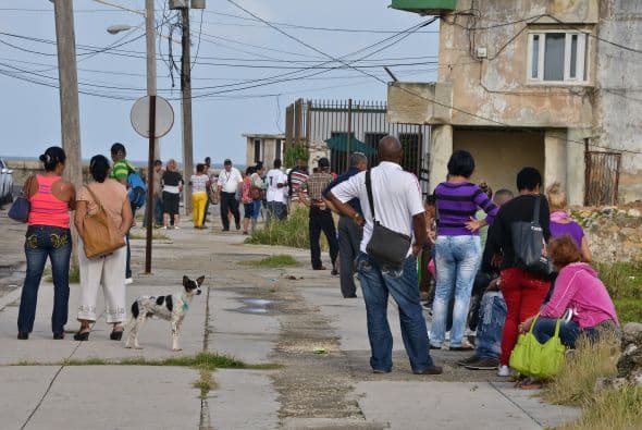 Mientras el gobierno de EE.UU. volvió a pedir a Cuba la liberación del contratista estadounidense Alan Gross durante la ronda de diálogo migratorio que tuvo lugar el jueves, en una sesión que se cerró sin aparentes avances, los cubanos trataban de llegar a las oficinas de la Sección de Intereses en La Habana, con la esperanza de conseguir una visa. "La delegación estadounidense reiteró su llamado a la liberación de Alan Gross, que fue arrestado por las autoridades cubanas el 3 de diciembre de 2009 y más tarde sentenciado a 15 años en prisión", dijo la portavoz del Departamento de Estado, Jen Psaki, en un comunicado. El diálogo migratorio es uno de los intercambios políticos más importantes que sostienen ambos países, sin relaciones diplomáticas desde 1962. La segunda ronda celebrada ayer estuvo centrada en asuntos como "la cooperación (bilateral) en aviación de seguridad, búsqueda y rescate y fraude de documentos consulares", según Psaki. "La delegación estadounidense subrayó las áreas donde ha habido cooperación exitosa, en materia de migración, en cuanto al intercambio de información sobre la prohibición de inmigrantes indocumentados y a la hora de clarificar aspectos de los recientes cambios de Cuba en política migratoria". Al igual que en la reunión de julio de 2013, la delegación cubana en el diálogo estuvo encabezada por la directora del Ministerio de Relaciones Exteriores de Cuba, Josefina Vidal; y la estadounidense por el subsecretario de Estado adjunto de EEUU para Latinoamérica, Alex Lee.