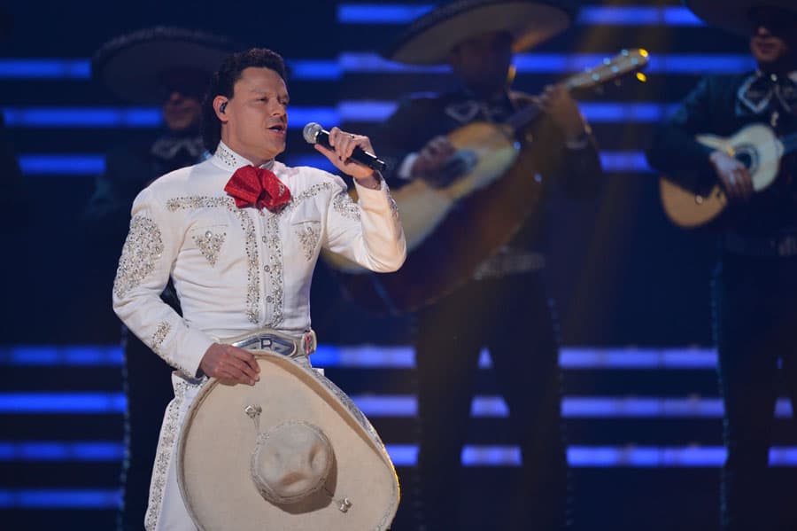 <b>2013</b>
<br>Ese mismo año Pedro Fernánez fue honrado con el Premio a la Trayectoria y nos regaló un mini concierto con los temas 'Amarte a la antigua', 'Mi forma de sentir', 'El aventurero', 'No que no', 'Me encantas' y 'Yo no fui'.