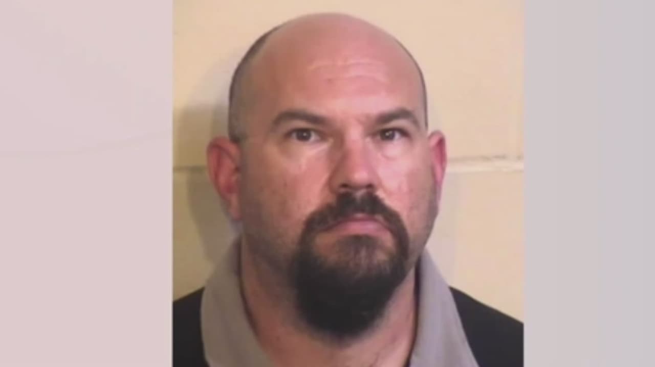 Brent Cox fue arrestado el miércoles por supuestamente violar a una niña de 12 años. Al día siguiente, su esposa y novia fueron detenidos por su complicidad y conspiración en el mismo delito.