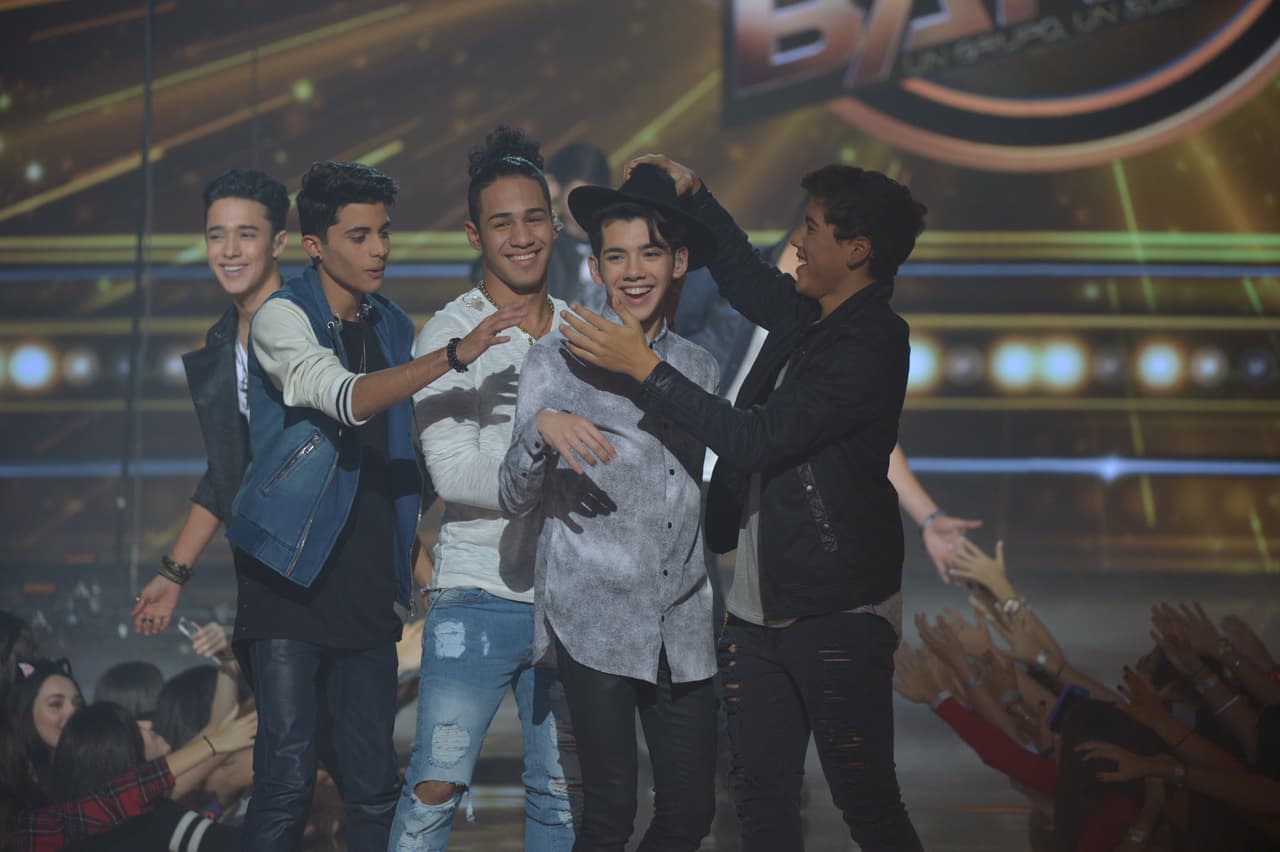 Una noche digna de finales. Pitbull, Fifth Harmony, Wisín, los jueces cantaron y ya tenemos banda. Además, las emociones estuvieron a flor de piel con sorpresas, eliminaciones y estrenos.