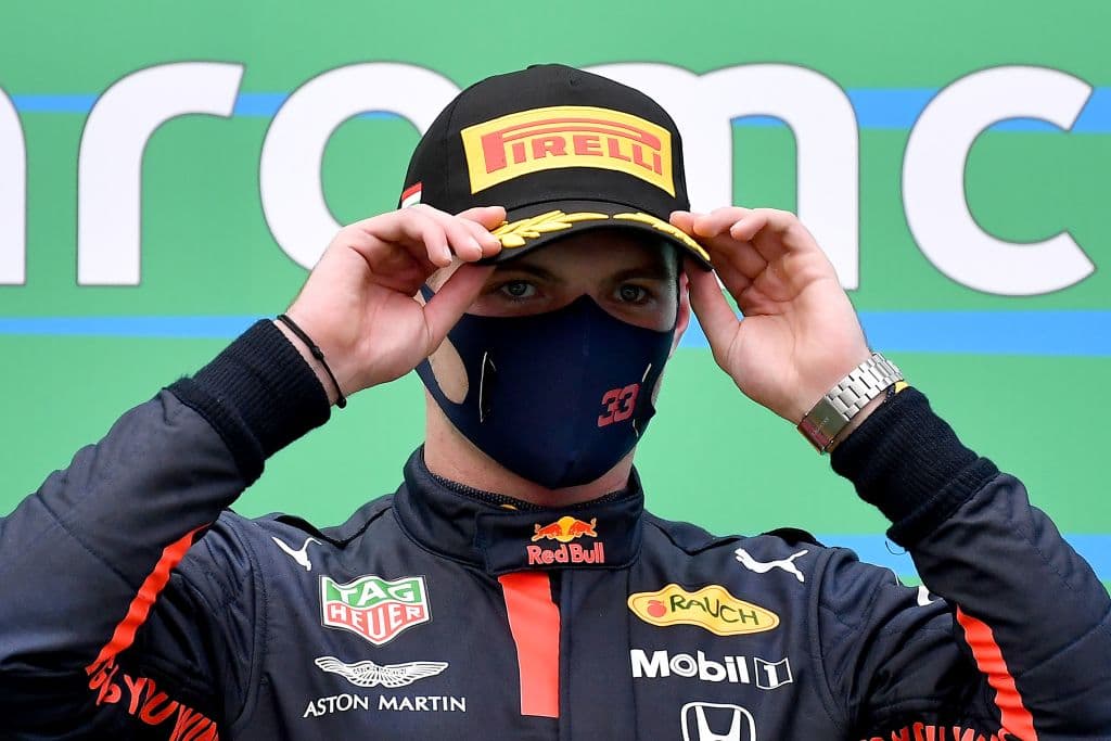 Verstappen sufrió un incidente previo a la carrera al chocar ligeramente, pero en la competencia fue quien mejor desempeño tuvo al pasar del séptimo sitio al segundo.