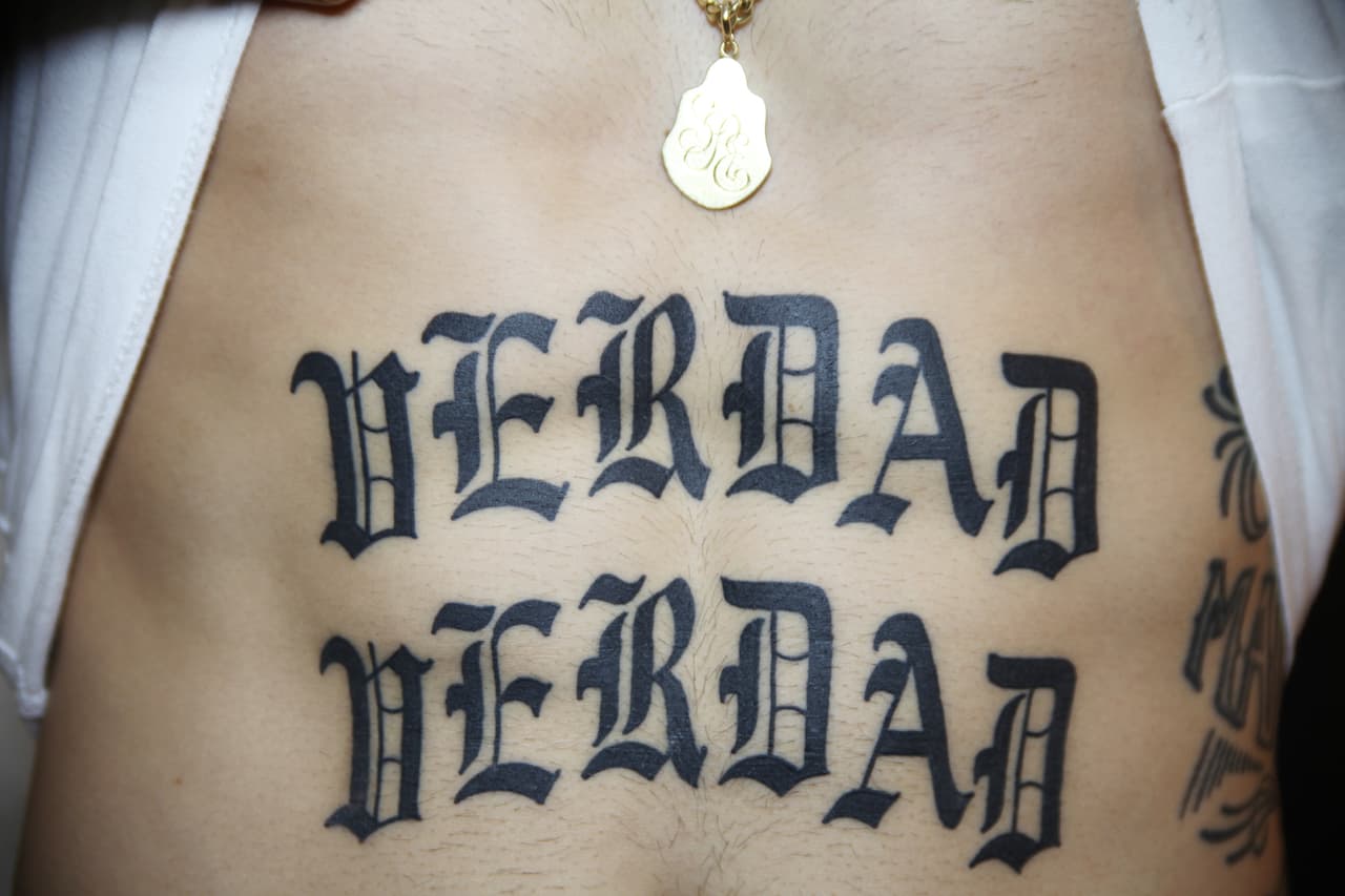 En el estómago lleva tatuada dos veces 
<b>una palabra que le gusta mucho: 'Verdad'.</b> Dice que "por estos dias nos falta mucha verdad en la humanidad, incluso con nosotros mismos. Muchas veces nos da miedo enfrentarnos a la verdad", nos explicó.