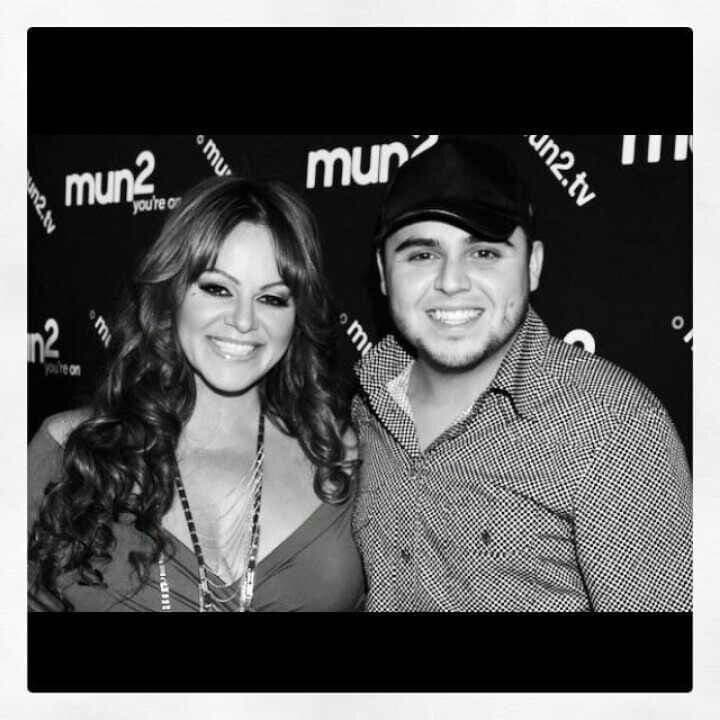 “Un gran recuerdo con mi amiga Jenni Rivera” escribió el cantante de corridos.
