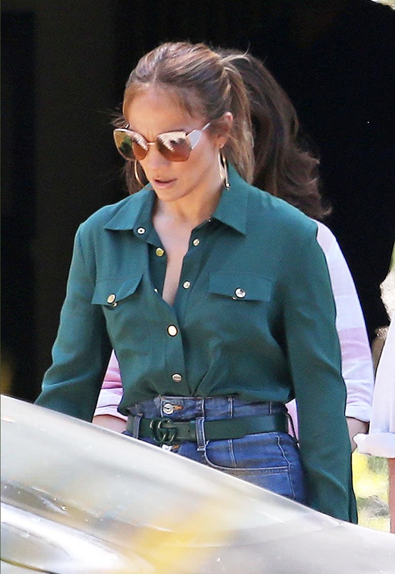 El look lo completó recogiéndose el cabello con una cola de caballo suelta y usó lentes de sol estilo aviador.
<br>