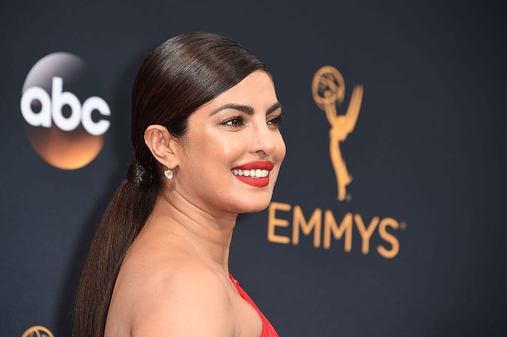 <a href="http://www.imdb.com/name/nm1231899/?ref_=nv_sr_1">Priyanka Chopra</a> sabe el poder que tienen unos labios rojos. Ella apostó por este lipstick y una coleta de caballo con raya en medio que la hizo verse sofisticada y elegante.
<br>