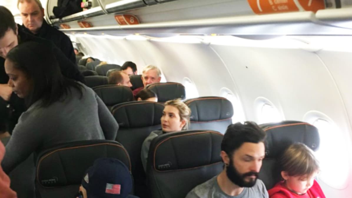 "Tu padre está arruinando a nuestro país", dijo un pasajero a Ivanka Trump antes de ser sacado de un avión de Jet Blue, según reporte