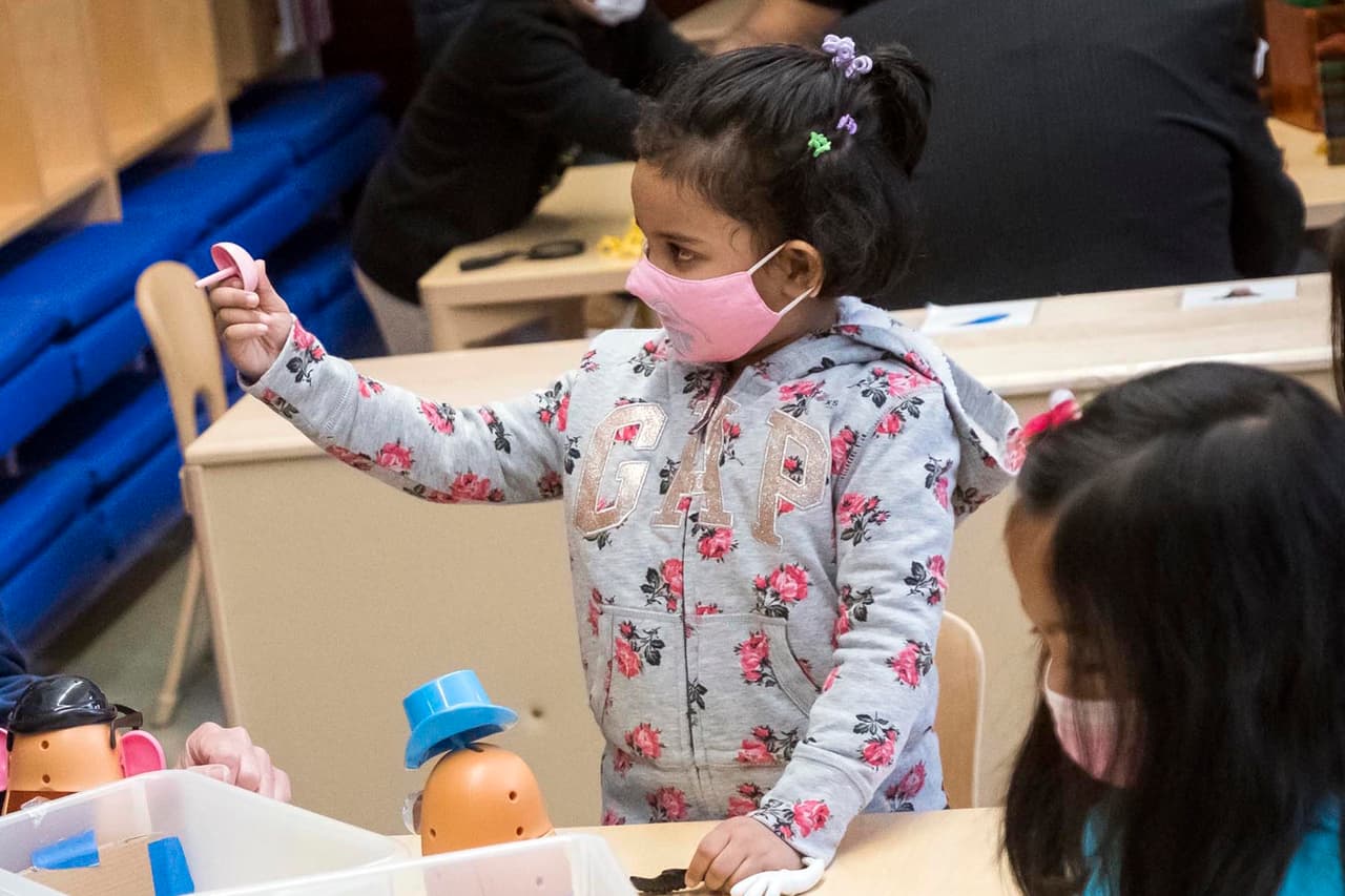 Las escuelas de NYC permanecerán abiertas el martes, asegura el alcalde Bill de Blasio