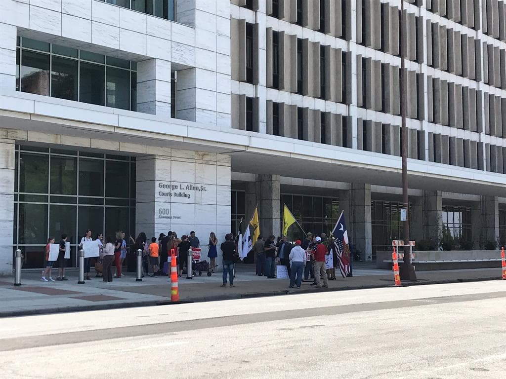 Además de cumplir la sentencia, el juez Eric Moyé le impuso una multa de 7,000 dólares por haberse negado a cumplir con la ley.
<br>