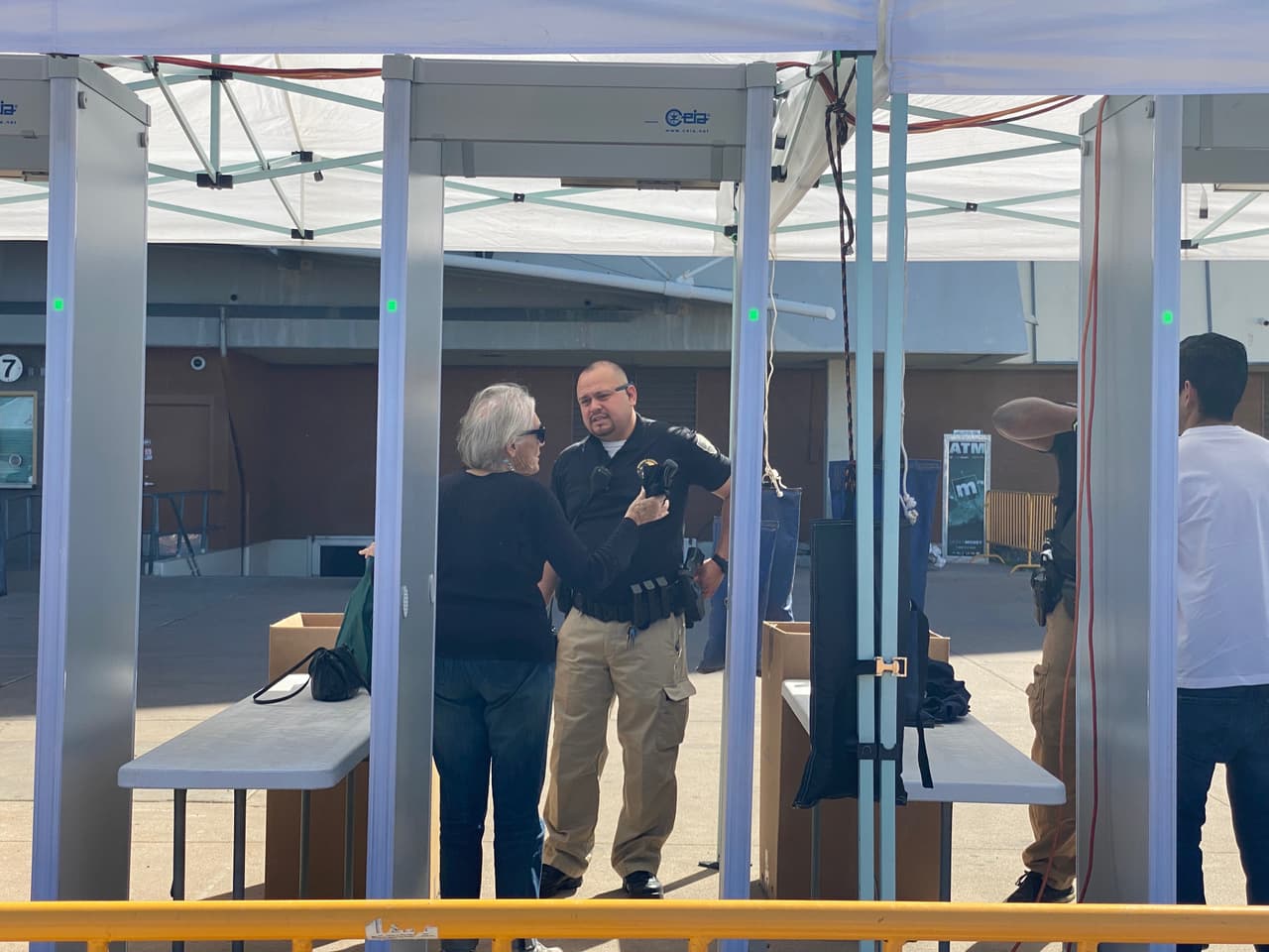 Intensas medidas de seguridad para ingresar al Veterans Memorial Coliseum. El Departamento de Seguridad Pública de Arizona (DPS) y la Policía de Phoenix controralán el interior y exterior del recinto.