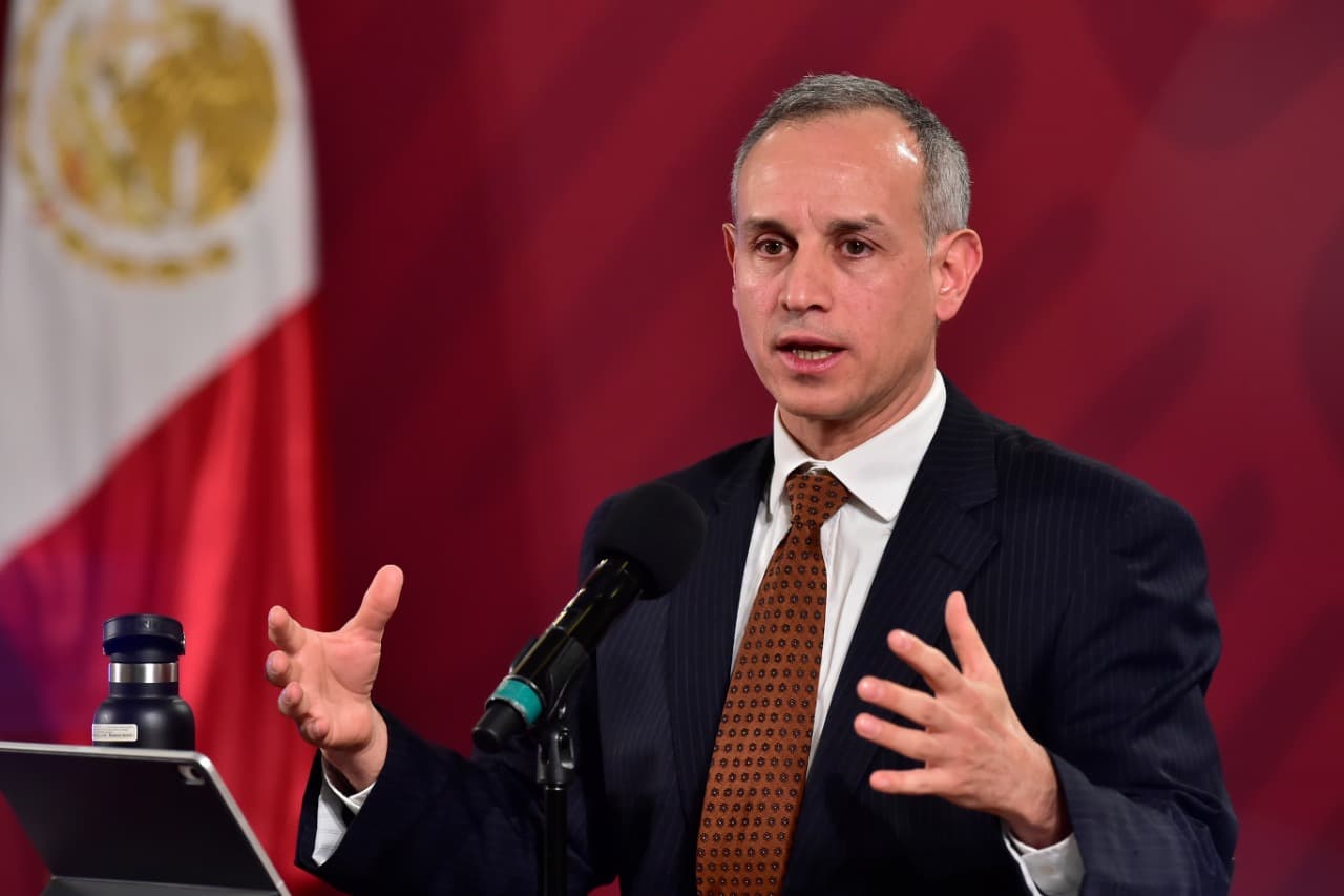 Captan al líder del equipo contra la pandemia en México en una playa sin mascarilla y la foto se hace viral