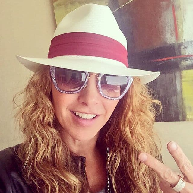 Ella logra lucir excepcionalmente hermosa en todo momento.