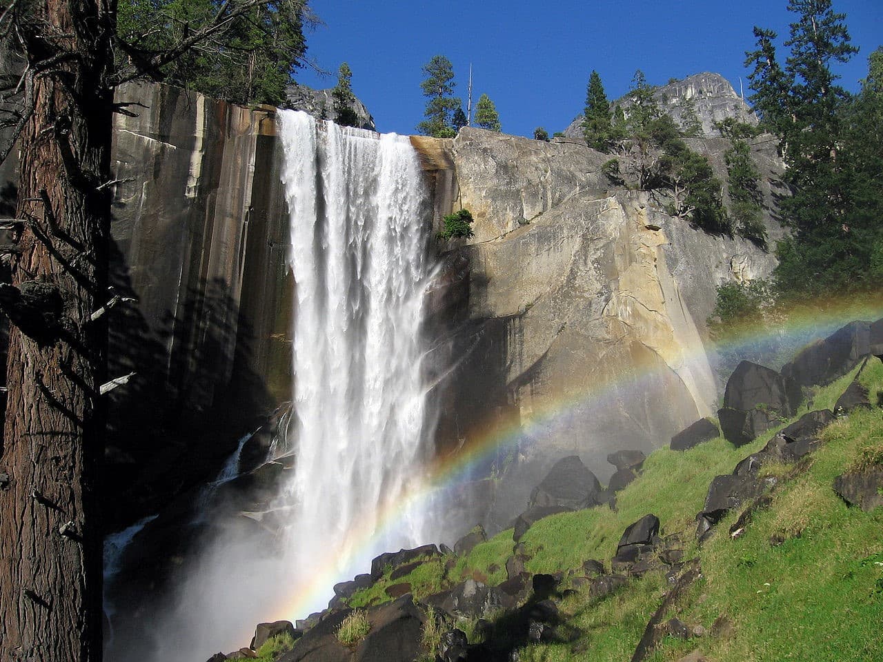<b>Altura</b>: 200 pies
<br>
<b>Ubicación</b>: Parque Nacional Yosemite en la cordillera Sierra Nevada de California.
<br>
<b>Precio</b>: Se aplican cuotas de entrada desde $20 hasta $75.
<br>