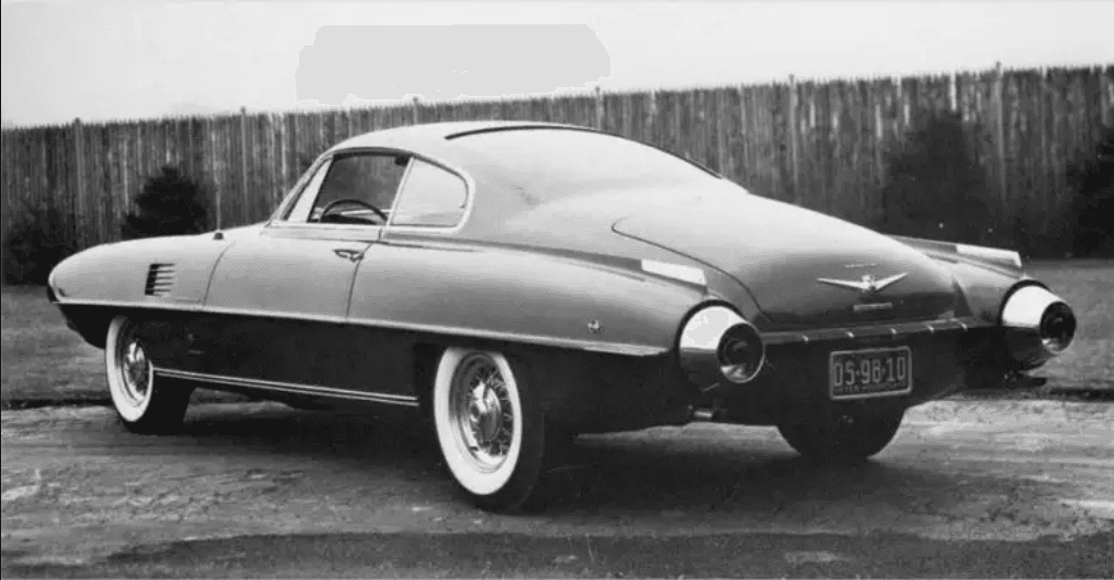 <h3 class="cms-h3-H3"><b>De Soto Adventurer 1954</b></h3>
<br>
<br>Este hermoso prototipo de la desaparecida marca De Soto de Chrysler es inusualmente elegante para la década. Sin embargo no deja de mostrar elementos asociados a los jets; como el diseño de las luces traseras que recuerdan las salidas de aire de las turbinas y las pequeñas alitas sobre ellas. Estas alitas crecerían enormemente en los autos de producción, especialmente en el caso de Chrysler que en 1957 hacía alarde de usar
<b> las aletas más grandes</b> de toda la industria.