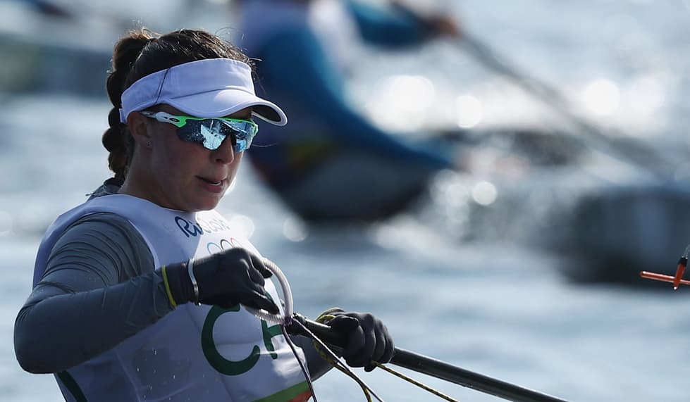 Para quienes practican un deporte al aire libre como la canadiense Brenda Bowskill, es fundamental llevar un accesorio en la cabeza que las proteja del sol. Con una visera puedes hacer un peinado como el de ella, en el que sujetas el pelo en una cola de caballo y luego cae sobre la parte de atrás de la gorra una trenza. Otra ventaja de este peinado es que aunque haya mucho viento el pelo se mantiene lejos de la cara.
<br>