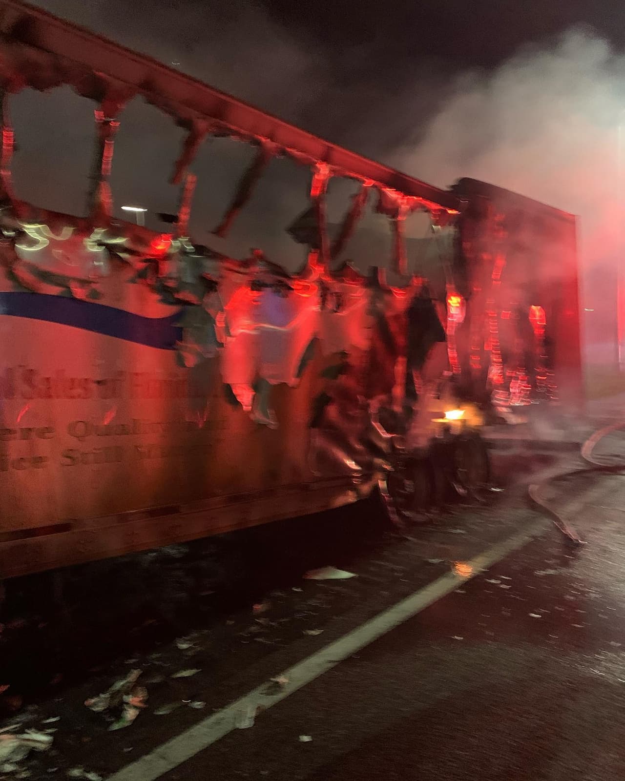 Según el informe, el conductor transportaba productos de
<b><a href="https://www.univision.com/local/tampa-wvea/localisimo/florida-strawberry-festival-2024-cartelera">Plant City </a></b>a
<b><a href="https://www.univision.com/radio/dallas-kfzo-fm/temas/jacksonville-florida">Jacksonville. </a></b>