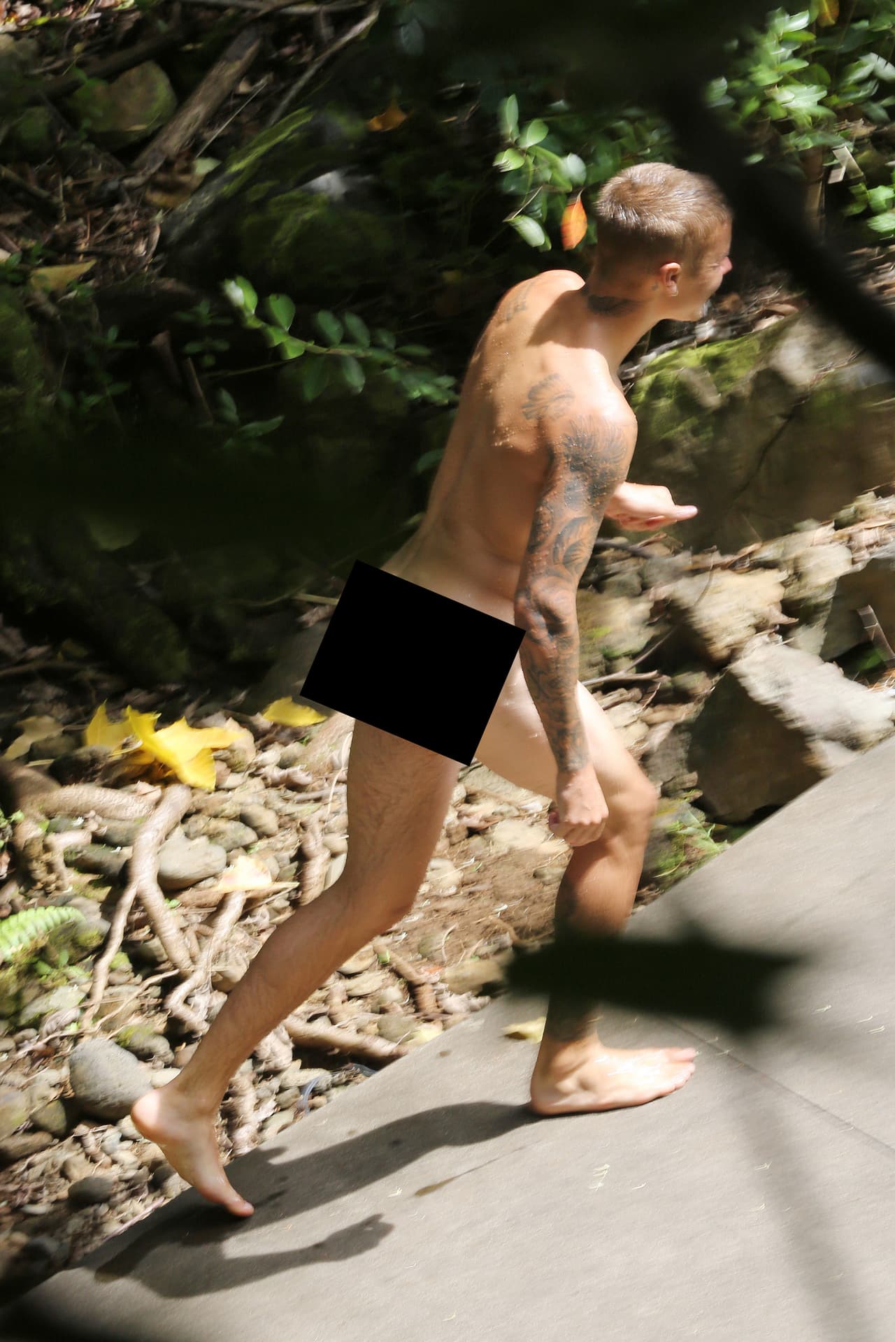 Sin pudor alguno el canadiénse se paseó con sus partes íntimas al aire.