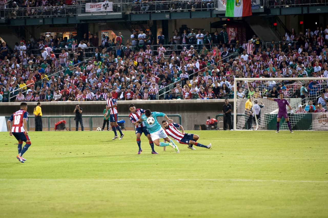 Este 12 de noviembre Chivas y Leon llegaron a Fresno con futbol de Liga MX. Leon derroto a Chivas 3-2.