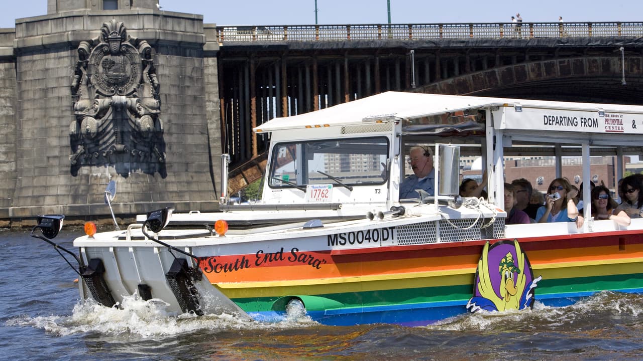 Inmediatamente después del fin de la Segunda Guerra Mundial, 
<b>miles de estos camiones anfibios</b> consiguieron una segunda oportunidad de servicio como naves civiles de turismo en todo Estados Unidos.