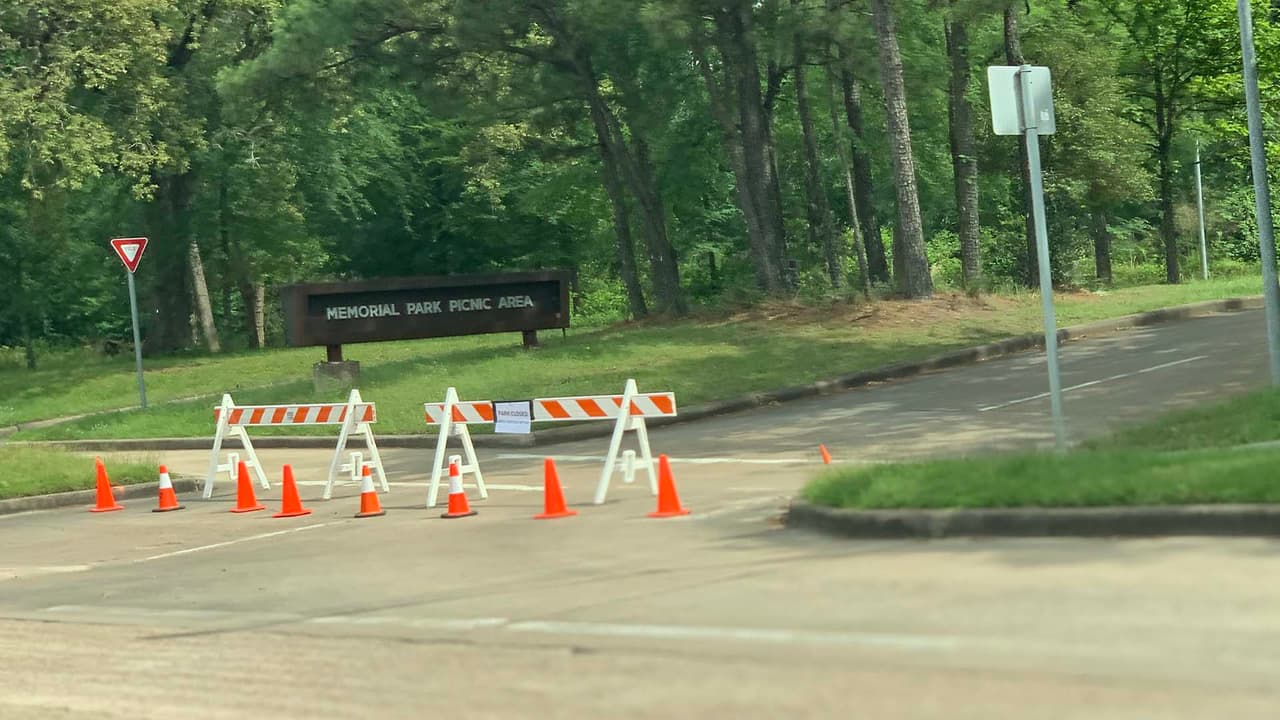 Las personas siguen acudiendo al parque Memorial pero solo en las orillas porque el ingreso está cerrado como parte de las medidas para frenar el coronavirus.