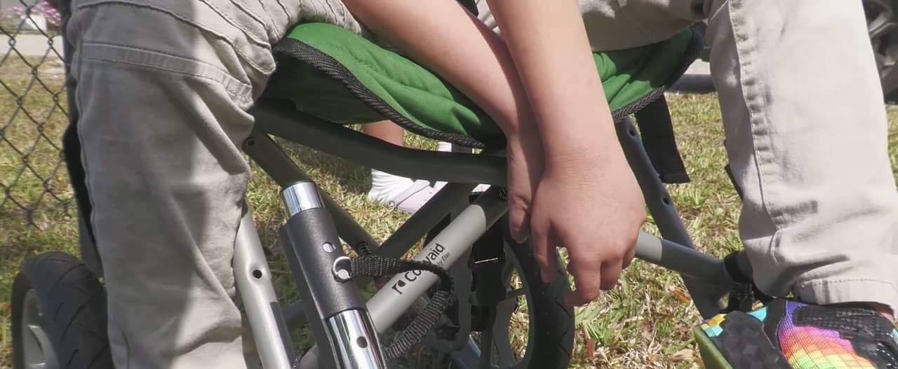 Arrestan a mujer acusada de amarrar a un niño con discapacidad en una escuela de Bradenton