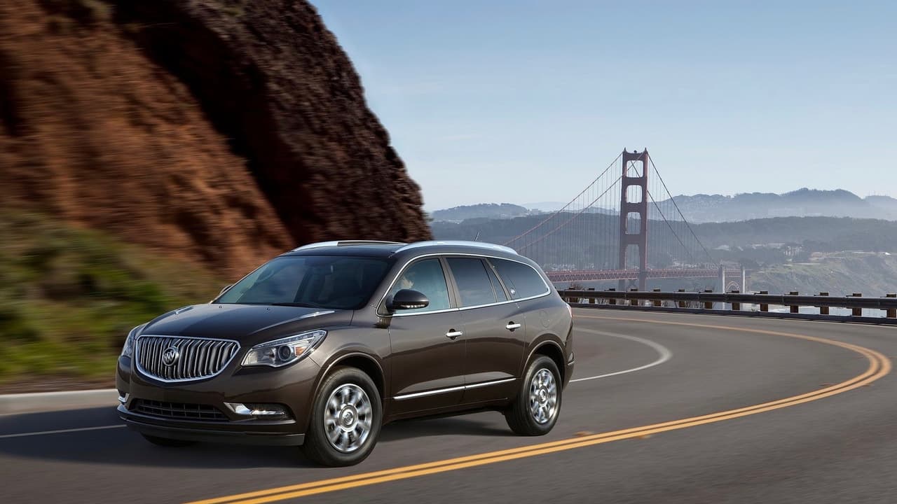 <h3 class="cms-h3-H3">10. Buick Enclave</h3>
<br>
<br>La primera generación de la Buick Enclave fue un éxito de ventas de tal magnitud, tanto en EEUU como en China, que aseguró que Buick evitara el triste destino de Pontiac, Oldsmobile, Hummer y Saab, sus hermanas corporativas. Desafortunadamente Buck se tardó 10 años (una eternidad en el mundo del automóvil) en reemplazarla lo que ayudó a la estrepitosa depreciación del modelo. Para 2018, la Enclave fue sustituida finalmente por un 
<a href="https://www.univision.com/noticias/buick/la-buick-enclave-2018-buscar-ser-una-verdadera-alternativa-a-las-camionetas-de-marcas-foraneas" target="_blank">diseño completamente nuevo</a>, lo que ayuda aún más a que las últimas unidades de la primera generación sean unas verdaderas gangas en el mercado de los autos usados.
<br>
<br>Según iSeeCars.com con un precio promedio de 26,620 dólares para una unidad de 3 años de uso y un factor de depreciación de 46.8% la Buick Enclave es la décima mejor opción de un carro de segunda mano con poco uso en el país.