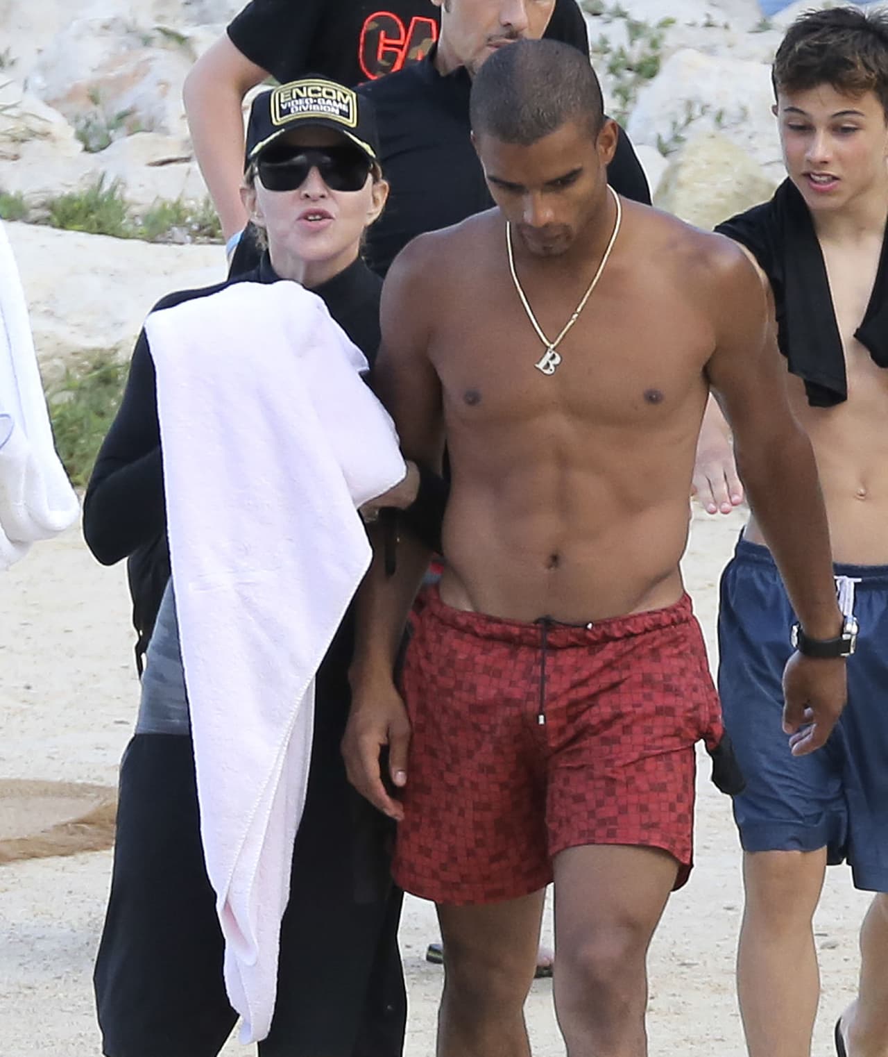 En ese entonces el tenía 25 años y ella 55. Iban a todos lados juntos e incluso él convivía con los hijos de 'La Reina del Pop'.