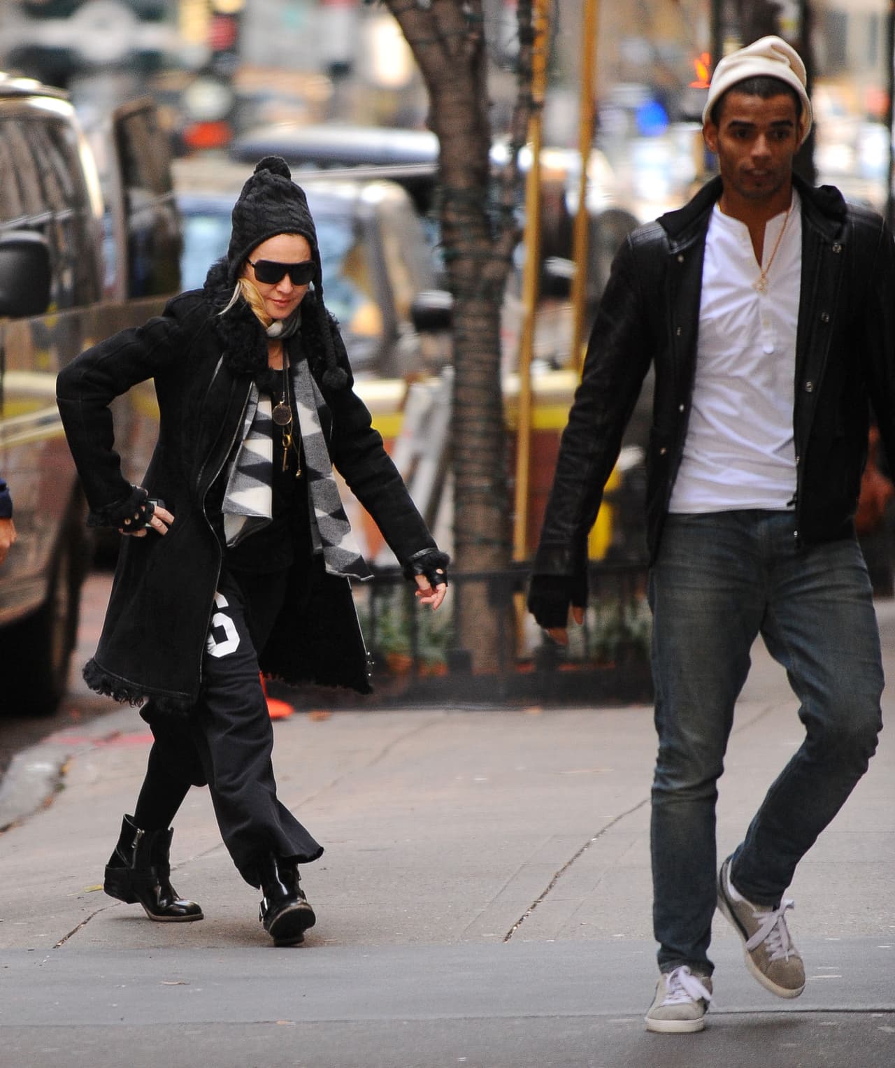 El periódico Reforma reportó que terminaron porque él estaba participando en un reality show en Francia y ella estaba viviendo en Nueva York. Además de la distancia, era obvia la diferencia de edades.