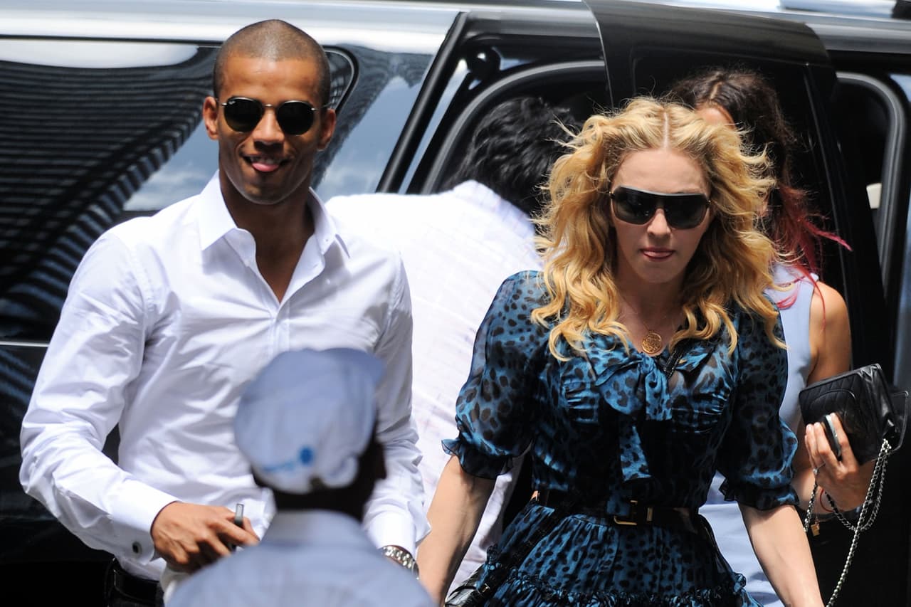 Madonna se veía muy a gusto con el joven y él estaba encantado, aunque confesó a la revista que tuvo que cambiar su número de teléfono, pues muchas personas sólo le hablaban para saber de su nueva y famosa novia.