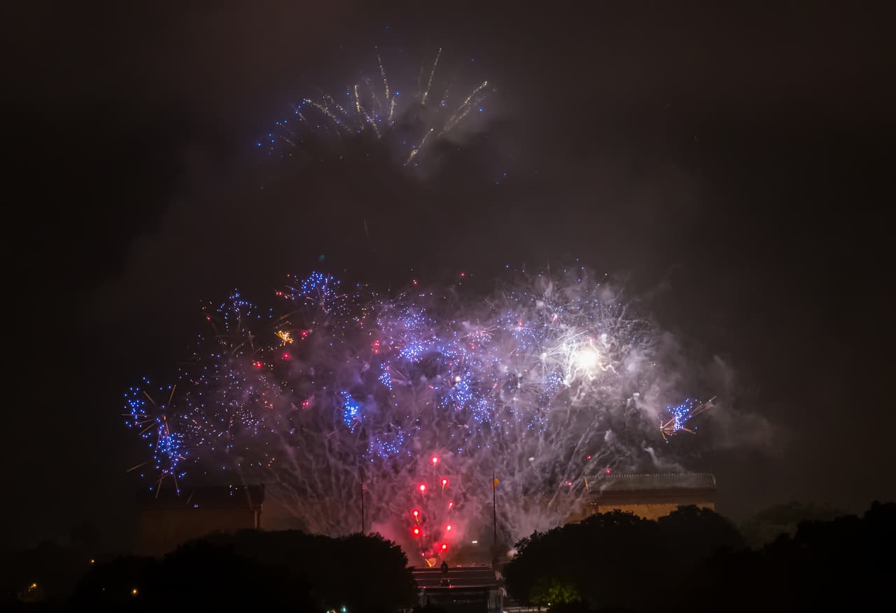 Las luces sobre el Philadelphia Museum of the Art en Pensilvania.