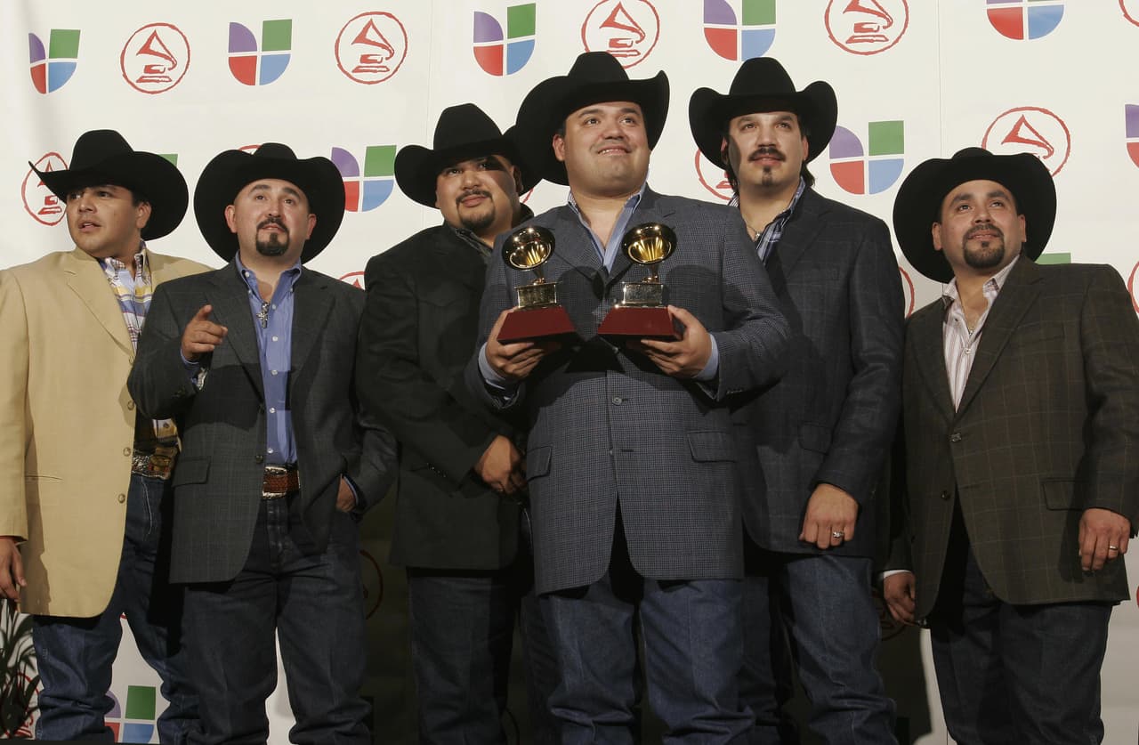 c) 
<b>El grupo Intocable</b> se fundó a principio de la década de 1990 en Zapata, Texas. Sus creadores fueron Ricky Muñoz y René Martínez, baterista, quienes actualmente son vocalista y baterista, respectivamente, de la agrupación.