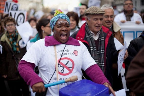 Éste se dice obligado a ajustar su presupuesto después de que el gobierno central decidió ahorrar 7.000 millones de euros al año en sanidad en su esfuerzo de reducción del déficit público. (Con información de AFP).