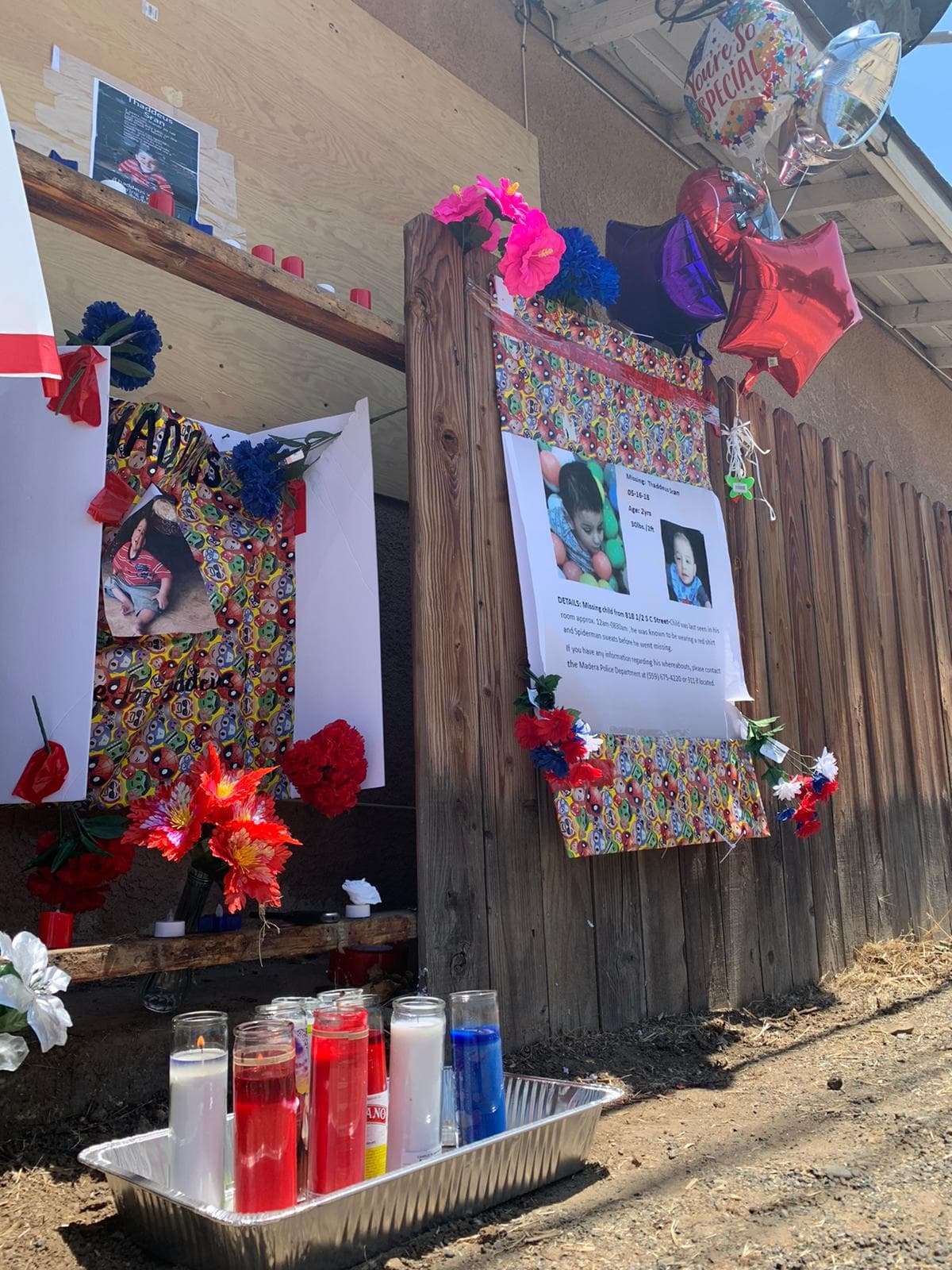 Otra mujer afectada por la noticia se acercó con velas y globos.
<b>"¿Cómo una mamá le puede hacer esto a su hijo? Y los padres, los dos, me duele mucho y le dije a mi esposo si podíamos venir a dejarle unos globos y unas velas", </b>comentó Karina.