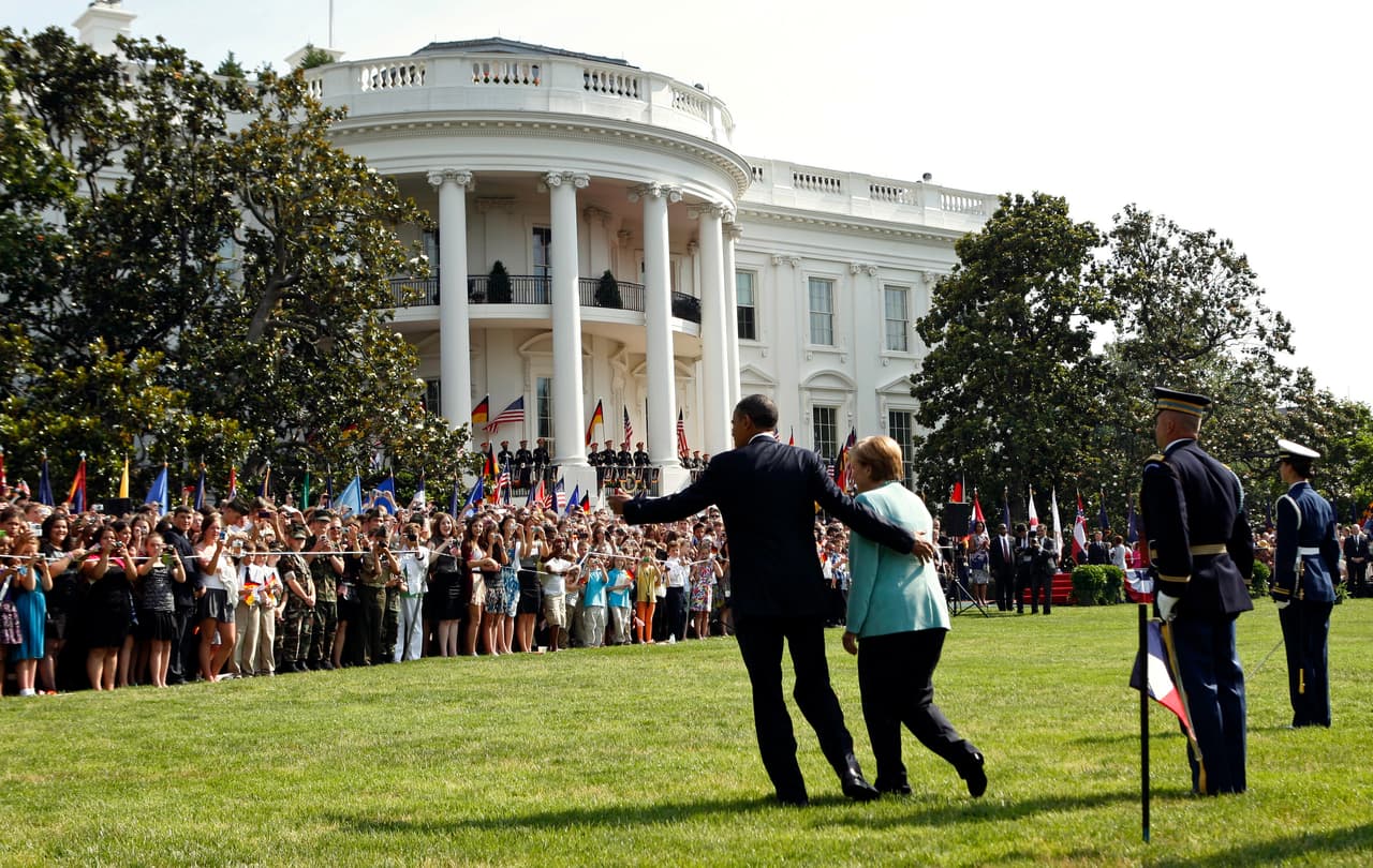 Con la salida de Obama del poder, Merkel queda uno de los pocos estandartes defensores de los principios básicos de tolerancia y apertura económica y cultural en el mundo. En esta imagen, Obama guía a la mandataria alemana en su visita a la Casa Blanca, 2011.