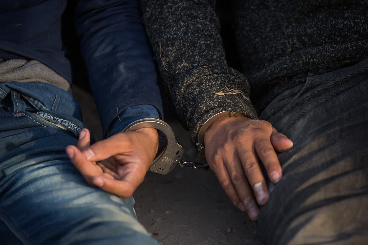 Al día siguiente de ser separado de su hijo y su esposa en la frontera, un inmigrante se suicida en su celda 