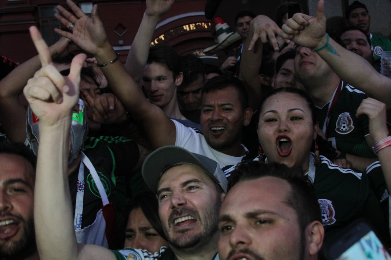 Tremendo jolgorio que armaron los aficionados mexicanos en la Plaza Roja en Moscú tras la gran victoria de la selección de México por 1-0 sobre Alemania. ¡Así festejaron! (Fotos: Ricardo Otero, enviado)