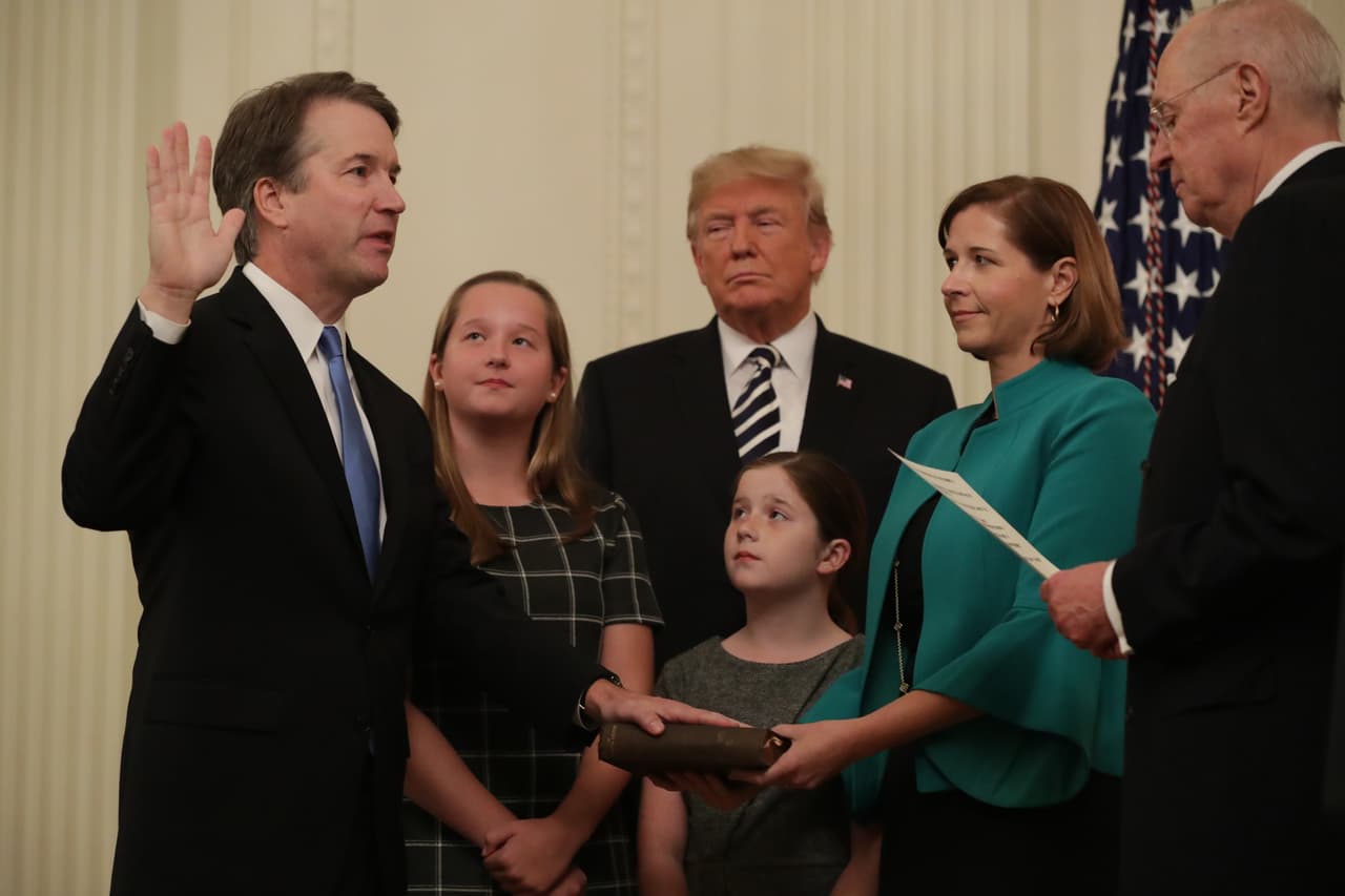 El juez Brett Kavanaugh juró su nuevo cargo como magistrado este lunes en la Casa Blanca.