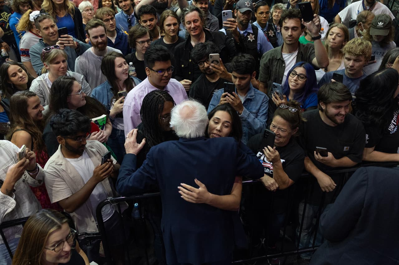 En su discurso, Sanders
<b>evitó criticar directamente al gobernador J.B. Pritzker, </b>un multimillonario demócrata de Illinois, y en cambio centró sus ataques en
<b>Trump, Elon Musk y los multimillonarios a los que el presidente colocó al frente de agencias federales.</b>