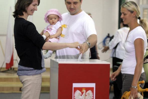 8. POLONIA. Las mujeres dedican cuatro horas y 56 minutos; los hombres tres horas con 50 minutos.