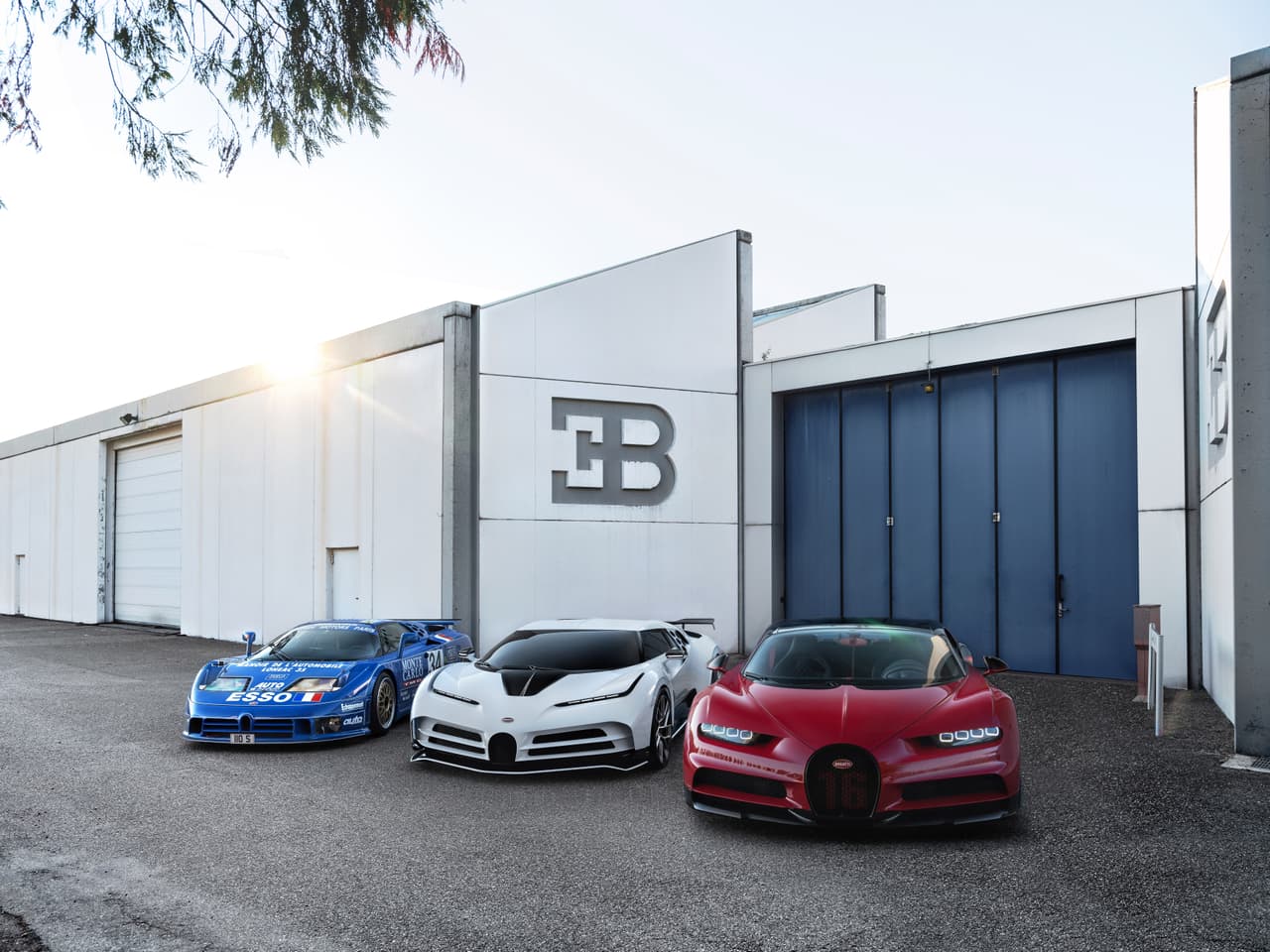 A nivel estético, el Bugatti Centodieci toma por base al actual
<a href="https://www.univision.com/noticias/pruebas-de-manejo/prueba-bugatti-chiron-el-eslabon-perdido" target="_blank">Bugatti Chiron</a>. Sin embargo, incorpora una filosofía de diseño inspirada en el EB110 para dar como resultado a una interpretación moderna de la forma y tecnología de la época.