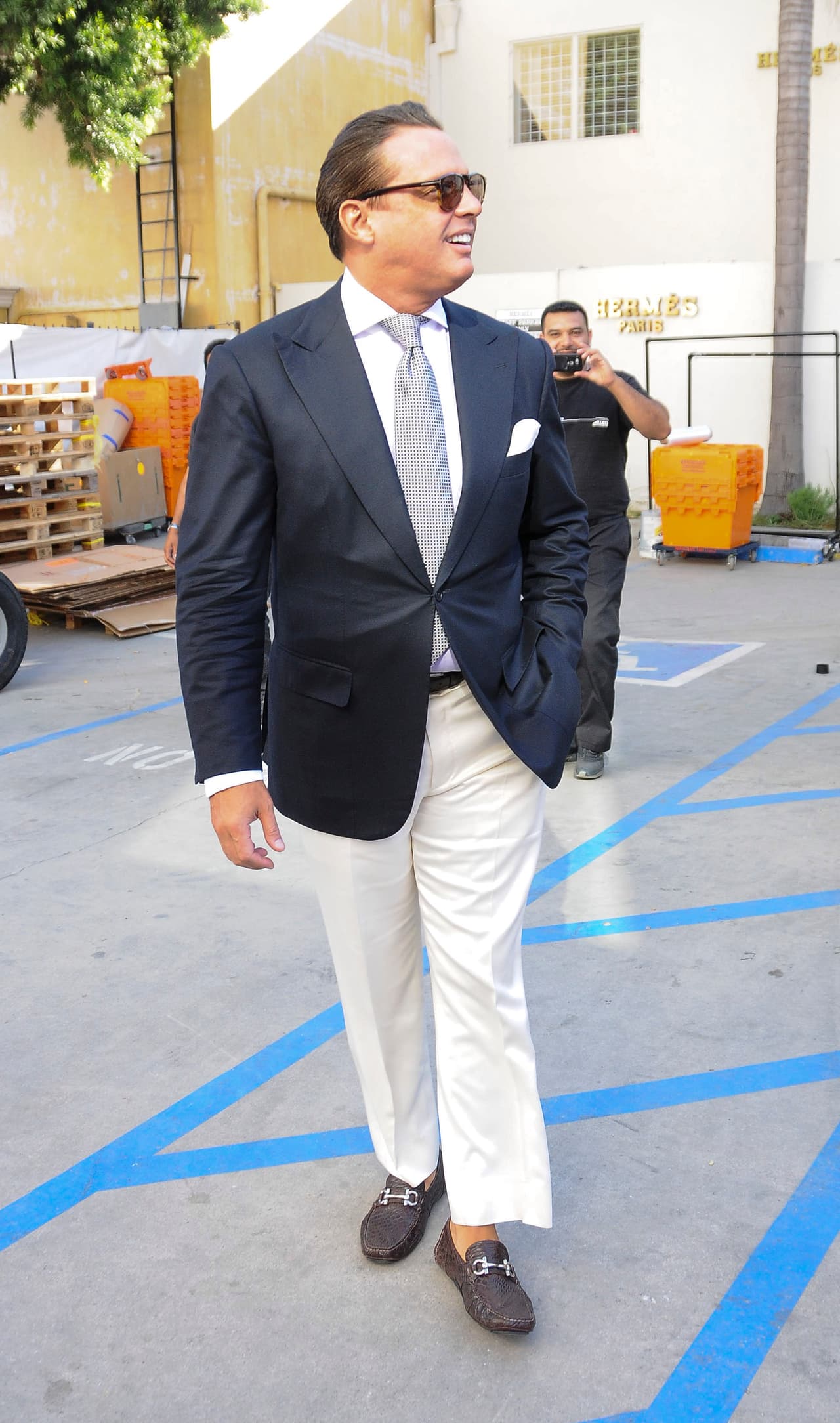 Se dice que a Luis Miguel le queda por grabar un disco con Warner, pero hay quienes están tratando de negociar para que esto ya no sea posible, a menos que 'El Sol' decida crecer musicalmente.