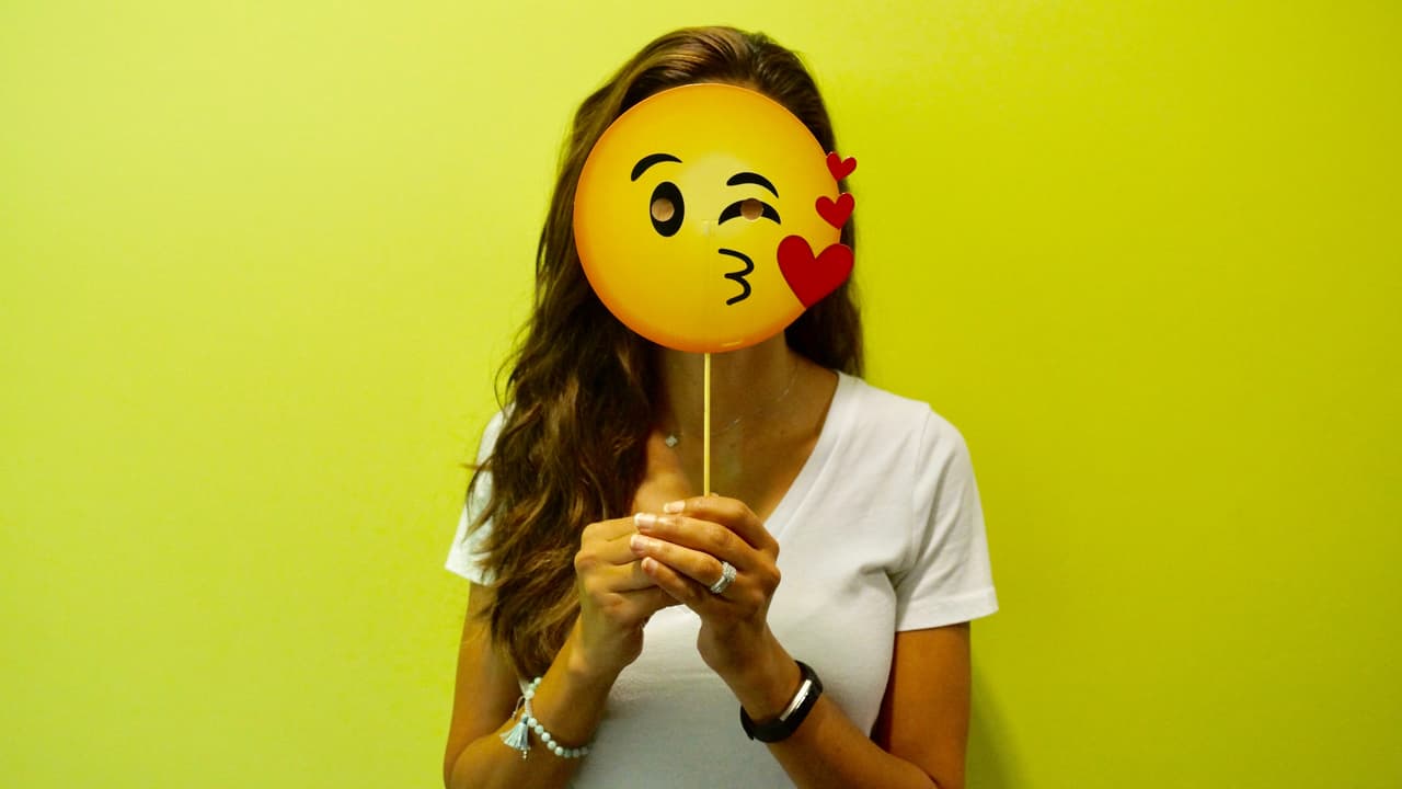 ¿Por qué usamos emojis? 🤔 Permiten salvar limitaciones del lenguaje, pero cuidado con la ambigüedad