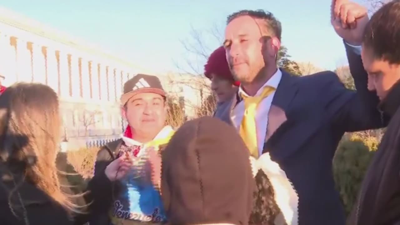 “Seguimos creyendo en ti, hasta el final”: inmigrantes apoyan a María Corina al salir del Capitolio