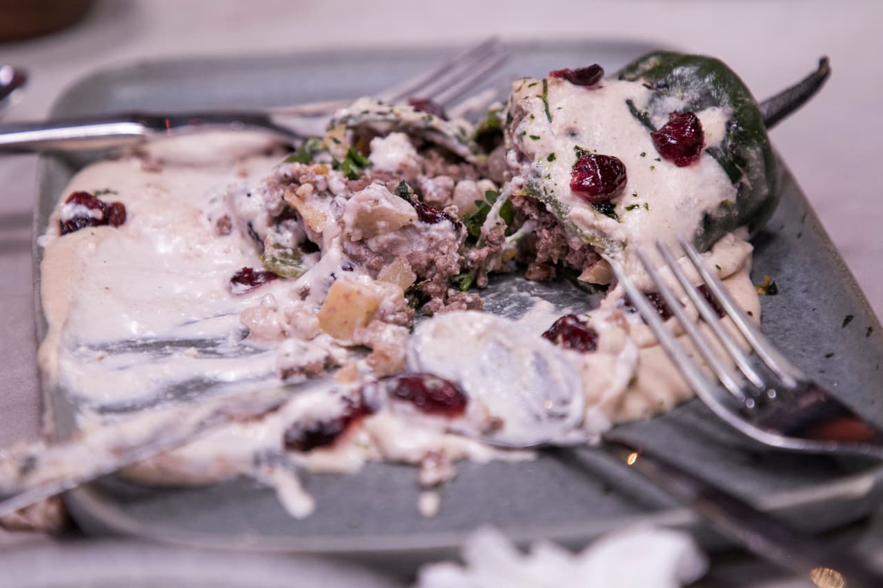 Como plato fuerte sirvieron un chile en nogada, al que agregaron arándanos en lugar de granada.