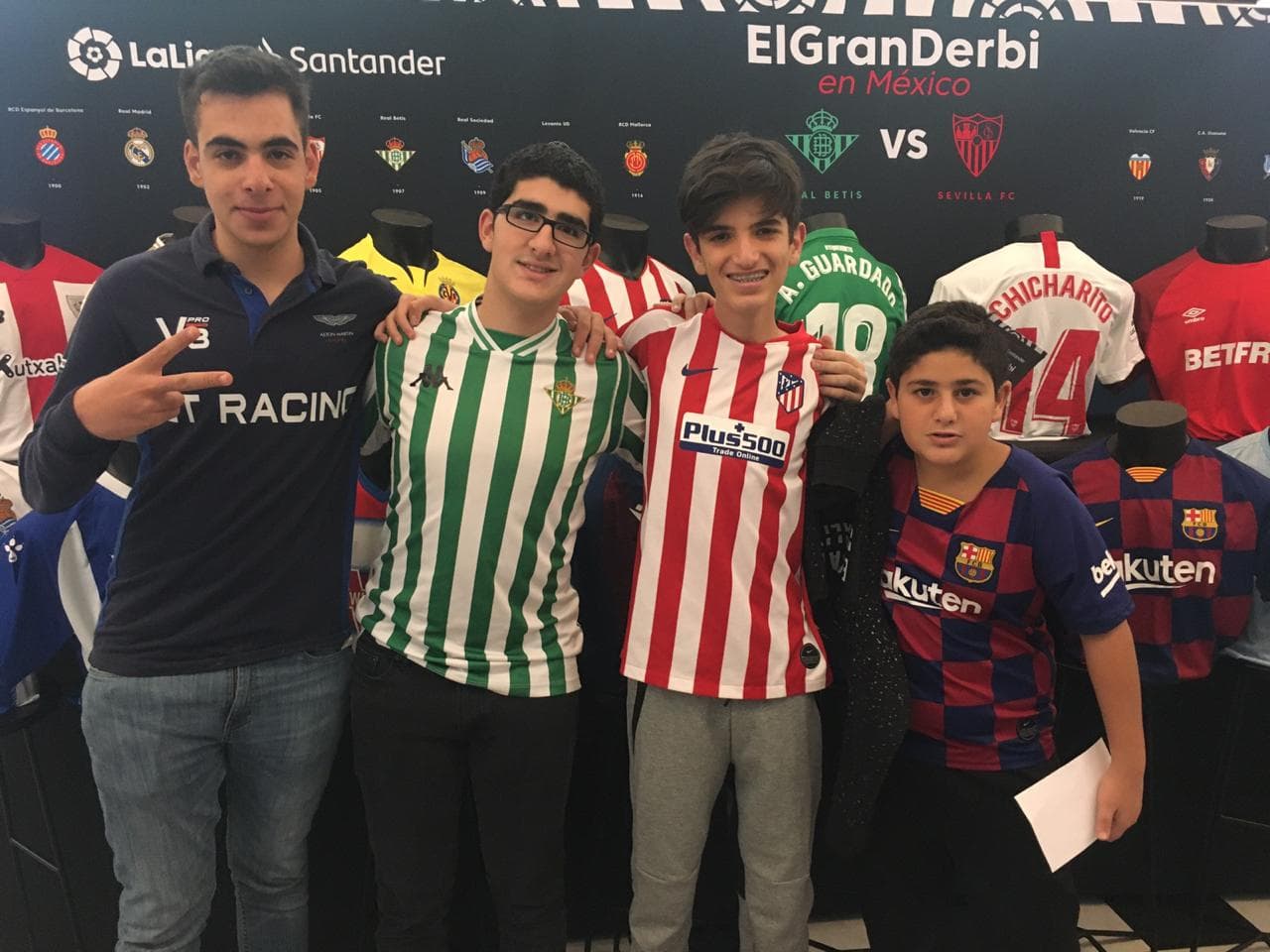Gran ambiente en la Ciudad de México para vivir 'El gran Derbi' entre el Betis y el Sevilla.