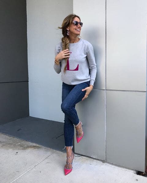 A veces los usa con tenis, otros días con sandalias y también con zapatillas.