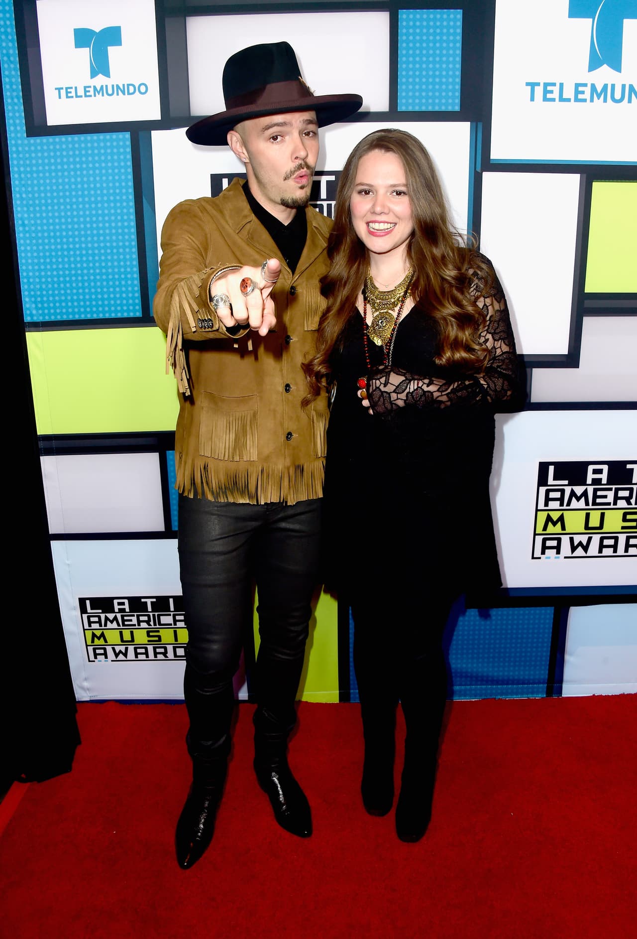 Pero sin duda, lo que más causó revuelo fue el uso de los skinny jeans: pantalones de mezclilla confeccionados con tejido elástico que se ajustan perfectamente al cuerpo. Un estilo favorito tanto de hombres como de las mujeres desde hace décadas.
<br>