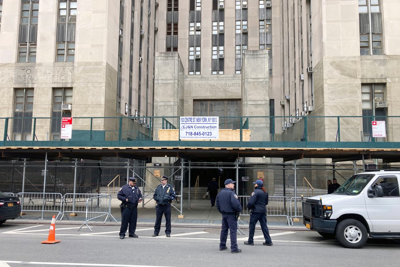 El Departamento de Policía de Nueva York ha hecho un fuerte despliegue de seguridad en las puertas de la corte de Manhattan.