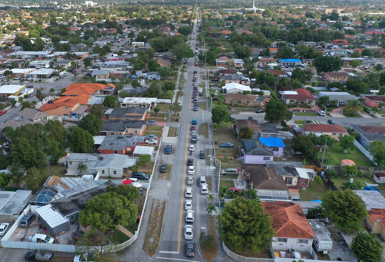 Los padres de Bárbara Lagoa, aún viven en Hialeah, en donde residen gran parte de la comunidad cubanoamericana del sur de Florida y en donde ella creció.
<br>