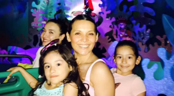 Más tarde llegaron dos pequeñas más a la vida de Karla: Sara y Víctoria.